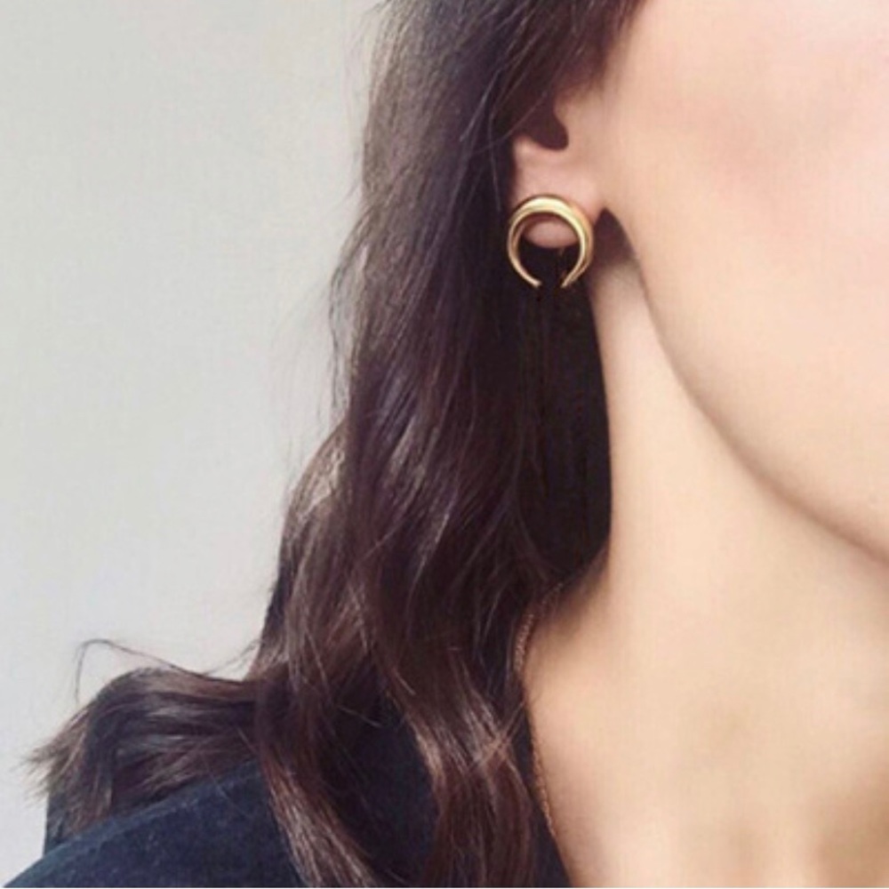 Crescent Moon Simple Chic Earrings Gold or Silver - Picture 4 of 4